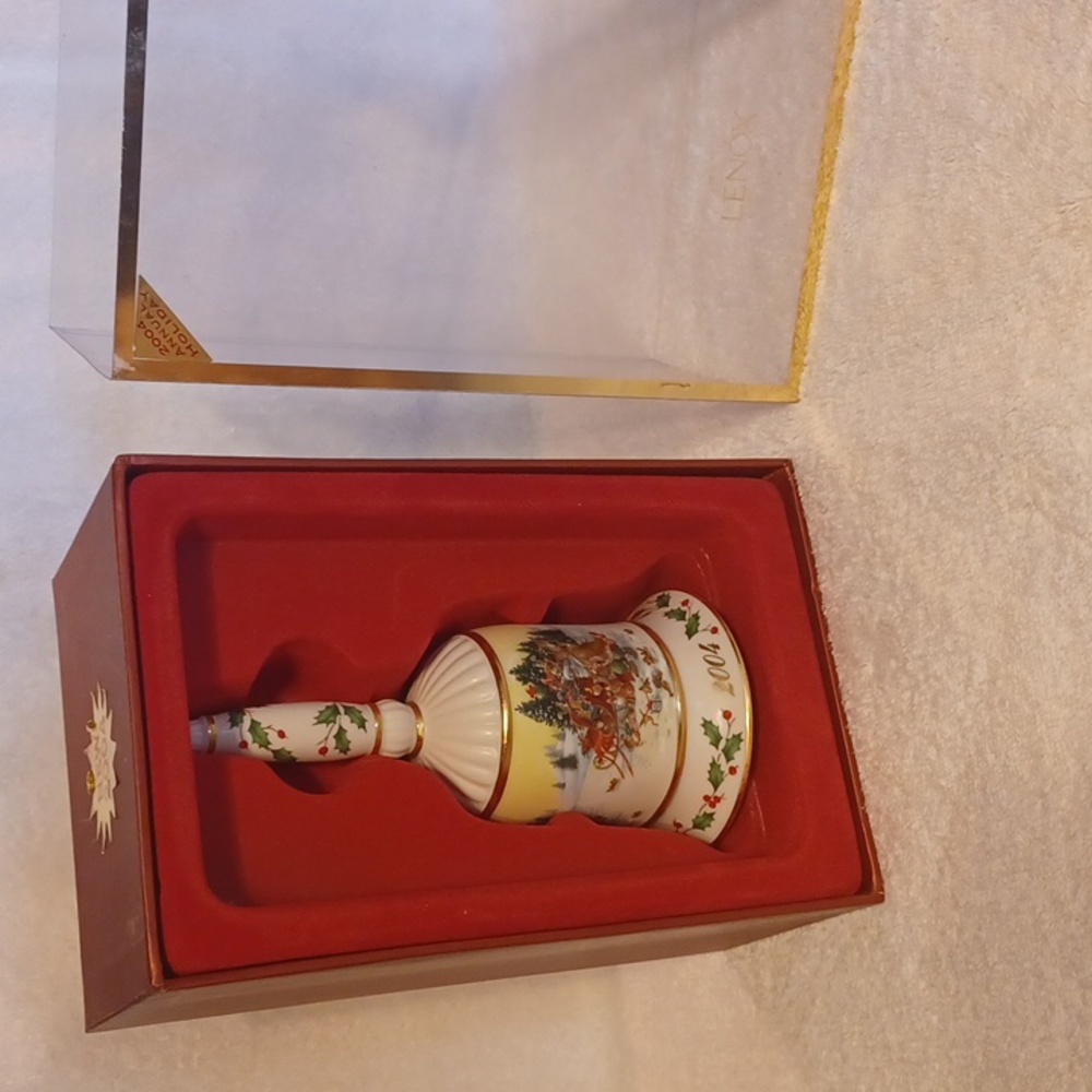 Lenox 2004 annual Holiday collector Bell Santa Woodland  Visit Christmas